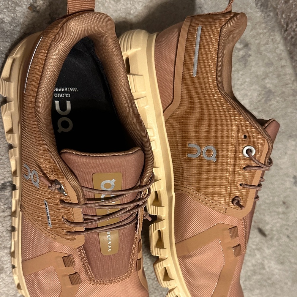 ON Women's Tan Sneakers